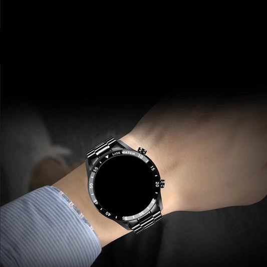 Smartwatch on a wrist with text about information reminders and app functions.