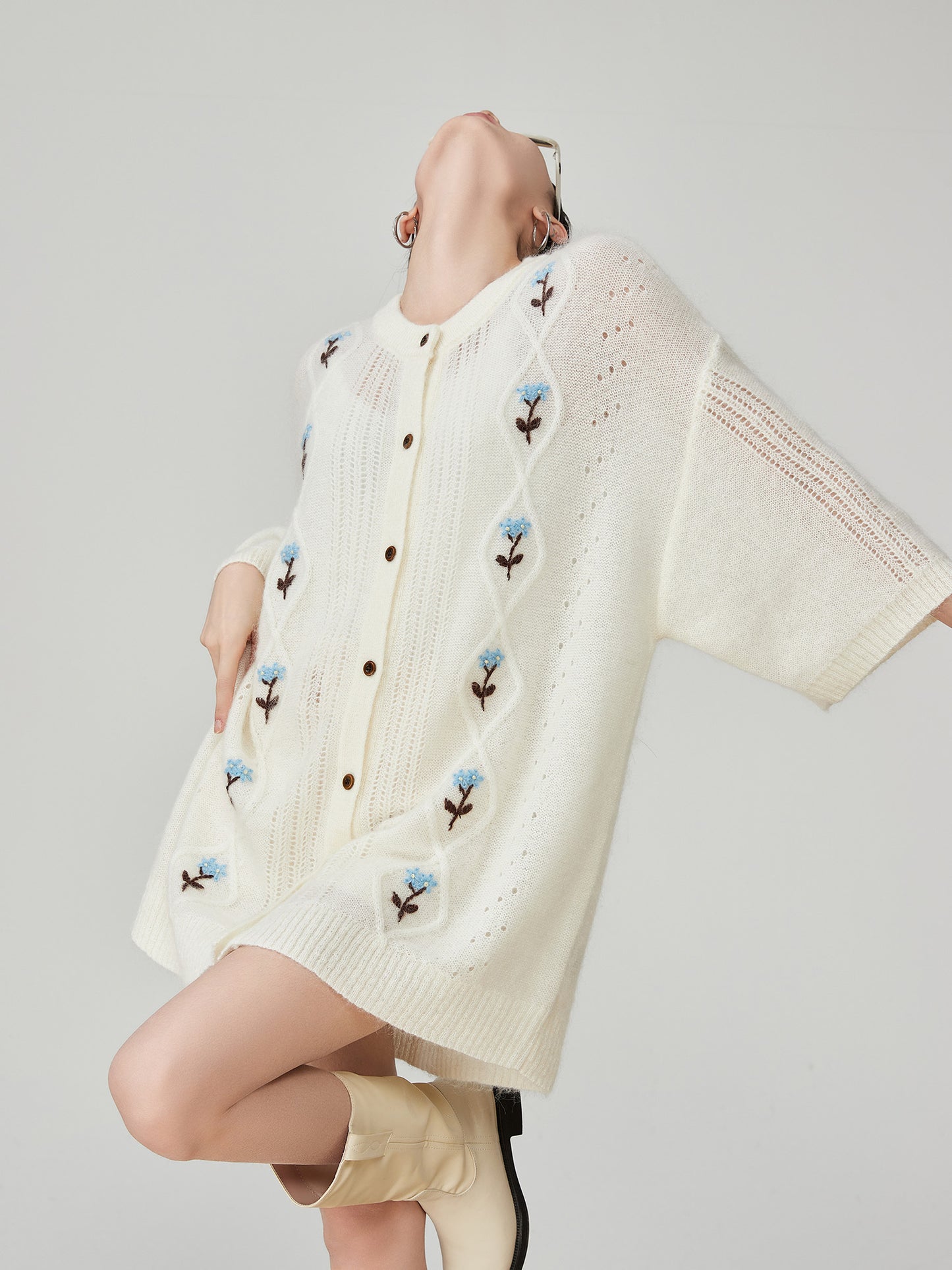 Women's White Floral Embroidered Short-sleeved Knitted Cardigan
