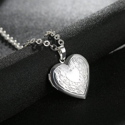 Female pendant necklace